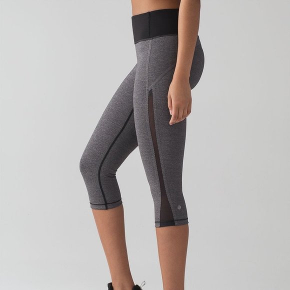 CLEARANCE! Lululemon Size 6 Small Smooth Stride Crop Leggings Heathered Black - Picture 1 of 11